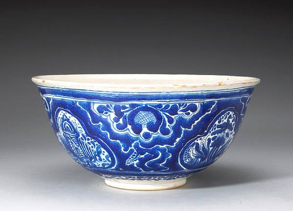 Appraisal: A fine large Mexican Talavera blue and white pottery bowl