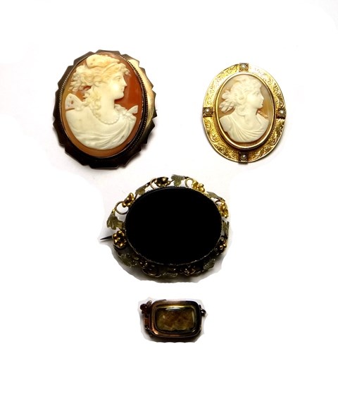 Appraisal: A gold mounted oval shell cameo brooch carved as the