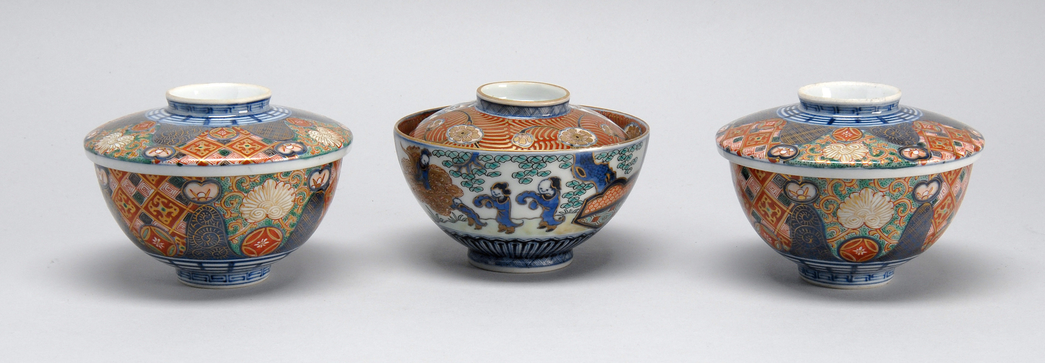 Appraisal: THREE IMARI PORCELAIN COVERED BOWLS Meiji PeriodTwo in brocade design