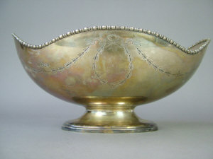 Appraisal: A silver fruit bowl Sheffield c Of oval shape with