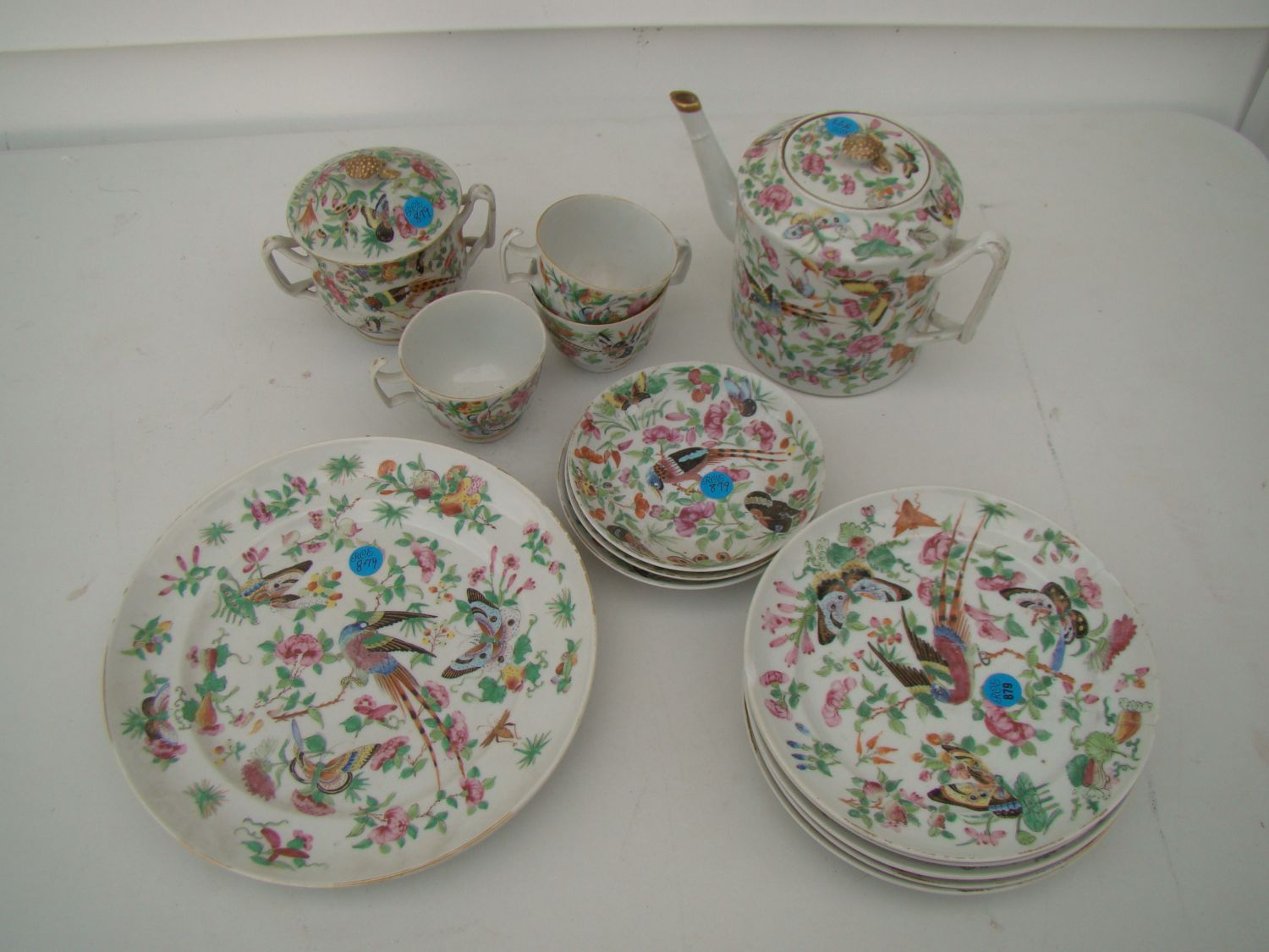 Appraisal: SIXTEEN PIECES OF CHINESE EXPORT PORCELAIN Early th CenturyAll with