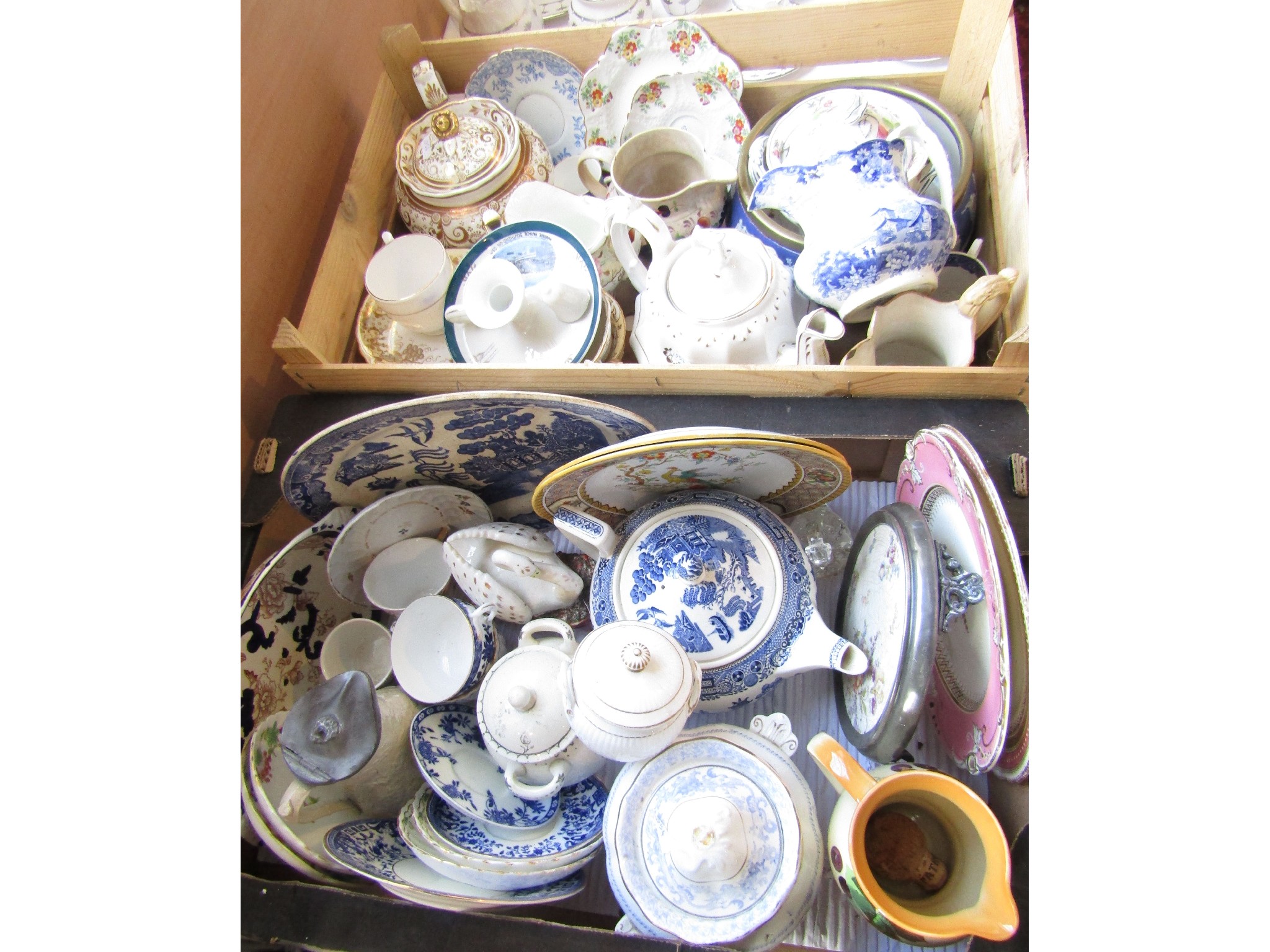 Appraisal: A quantity of th century and other ceramic including blue