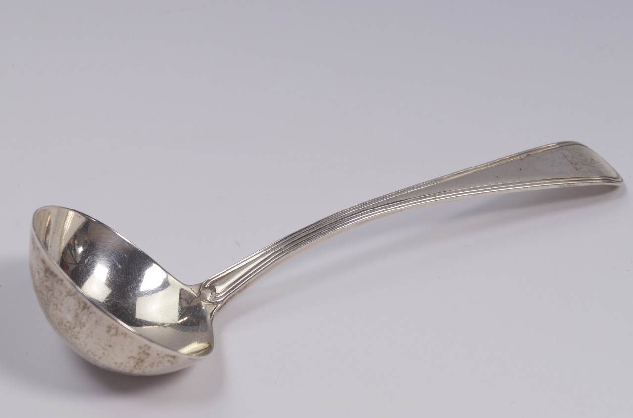 Appraisal: A George III silver Old English thread pattern sauce ladle