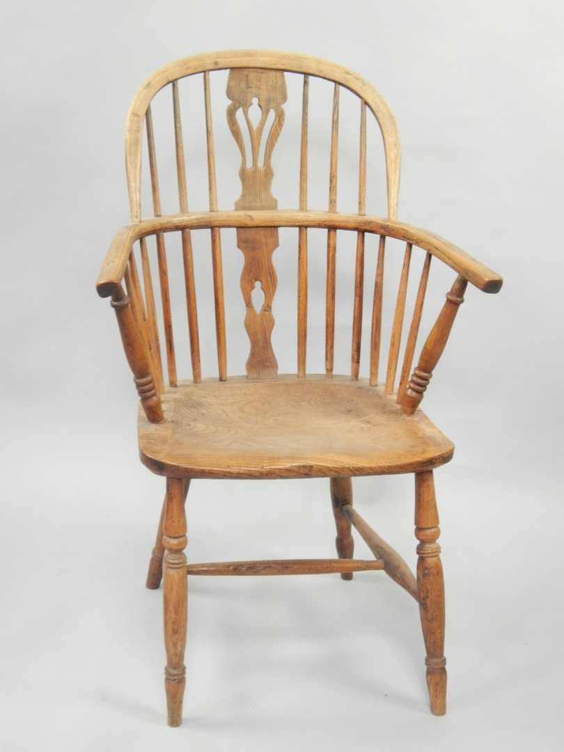 Appraisal: A thC elm beech and ash Windsor chair on turned