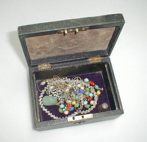 Appraisal: A very small quantity of costume jewellery