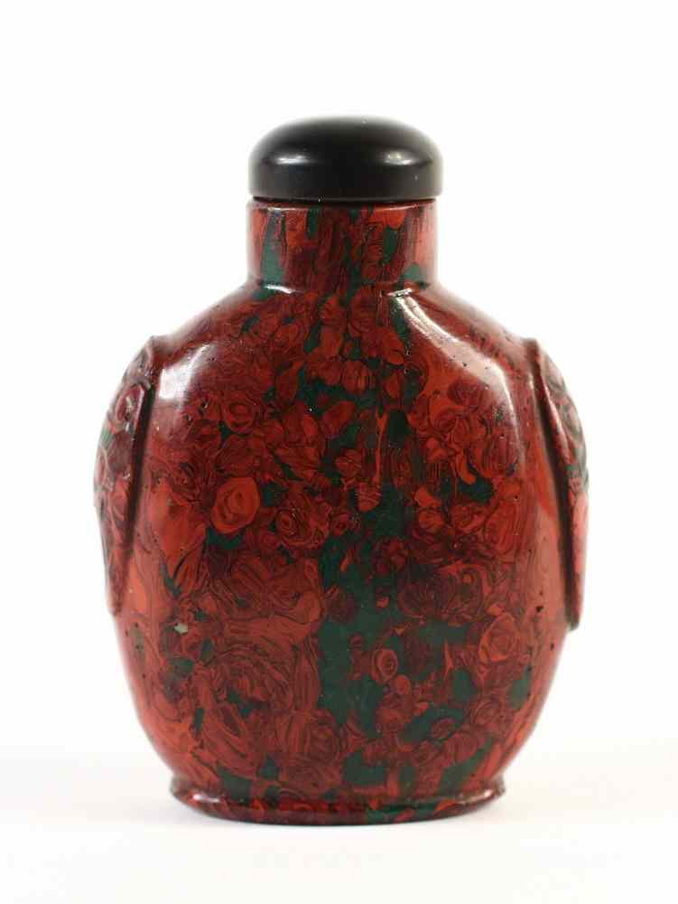 Appraisal: CHINESE SNUFF BOTTLE - th c Chinese Red Green Glass