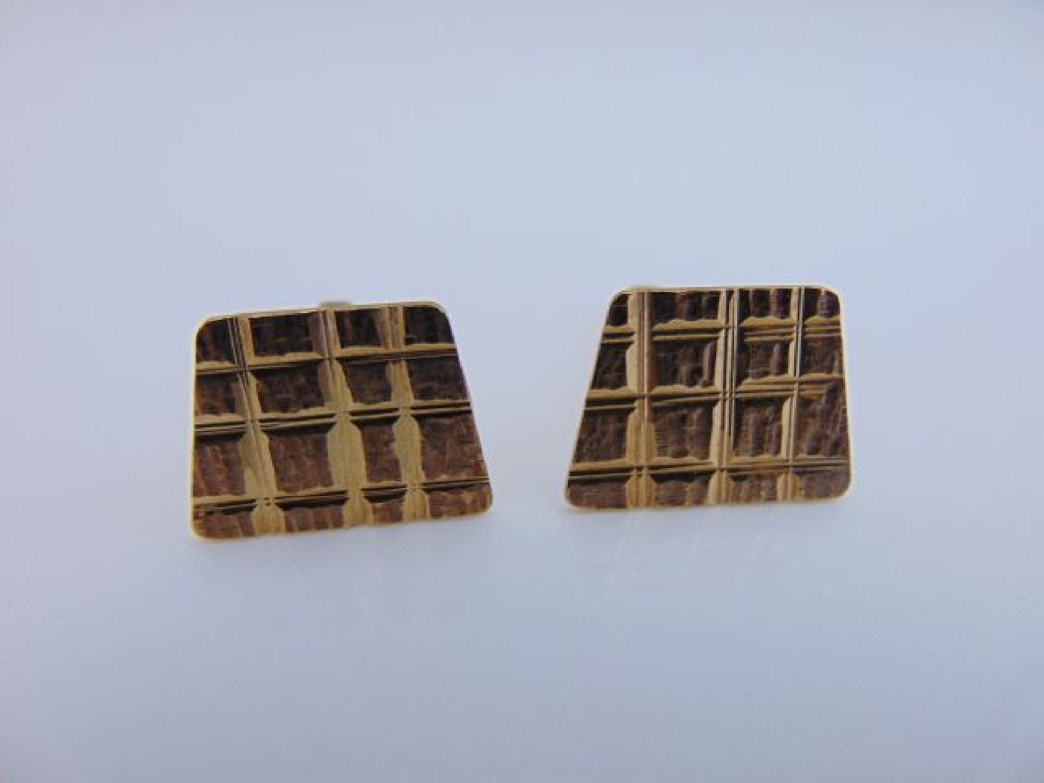 Appraisal: A pair of ct gold cufflinks each with a trapezoid