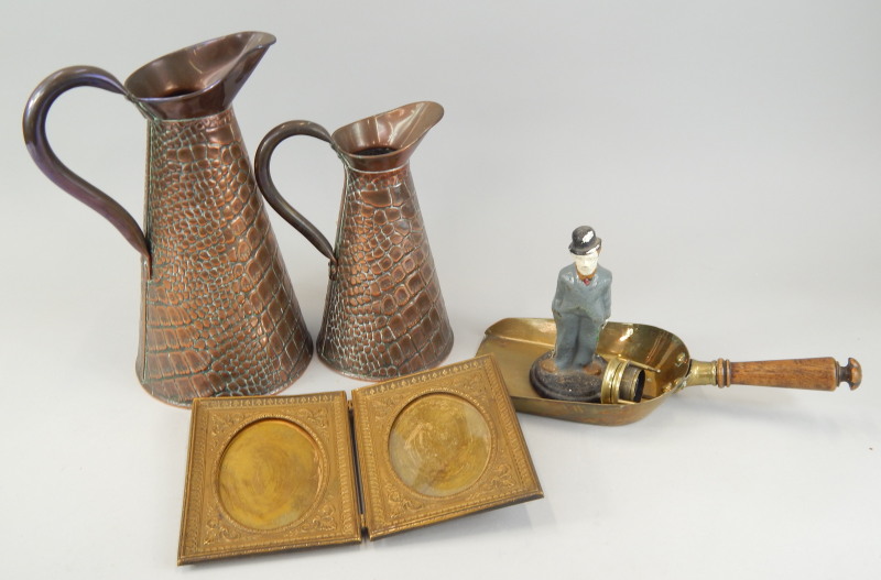 Appraisal: Miscellaneous items of metalware to include two copper jugs with