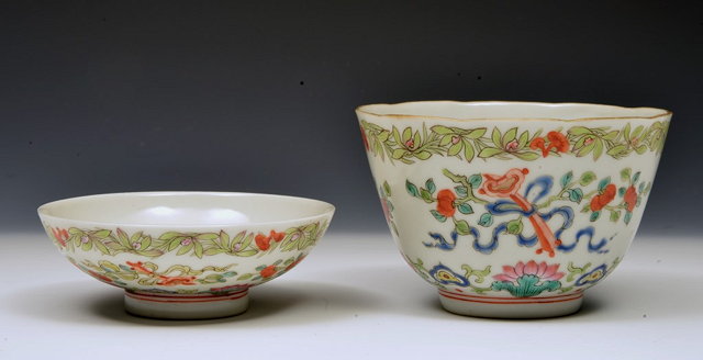 Appraisal: A CHINESE COVERED PORCELAIN BOWL with coloured enamel decoration and