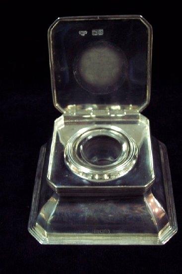 Appraisal: A capstan inkwell Goldsmiths and Silversmiths Co with glass well