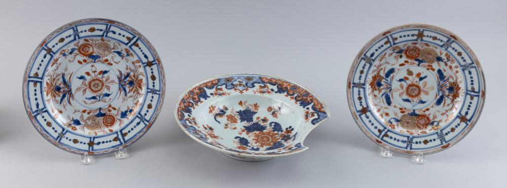 Appraisal: THREE PIECES OF CHINESE EXPORT IMARI PATTERN PORCELAIN TH CENTURYTHREE