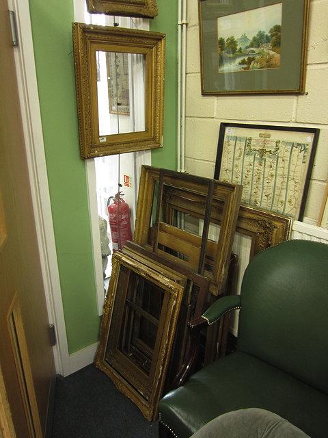 Appraisal: A QUANTITY OF TH CENTURY AND LATER PICTURE FRAMES AND