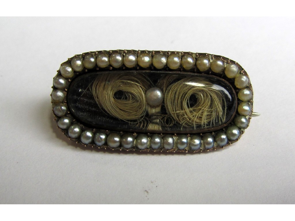 Appraisal: A Victorian remembrance brooch of oval form with hair panel