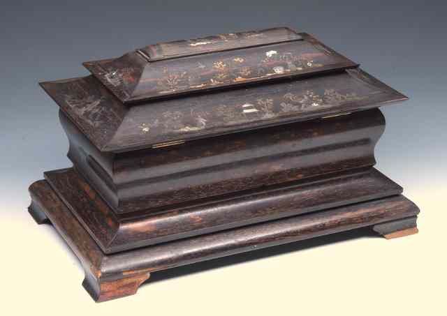 Appraisal: A TH CENTURY ROSEWOOD JEWELLERY CASKET the inlaid exterior decorated