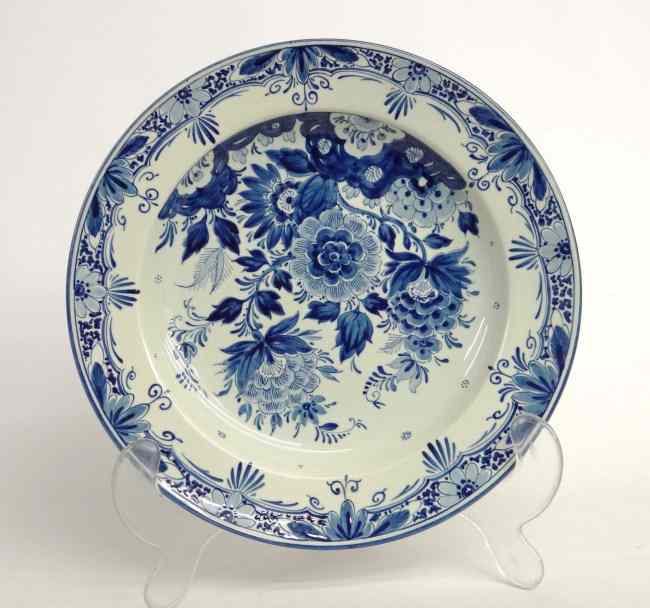 Appraisal: Delft '' Diameter charger