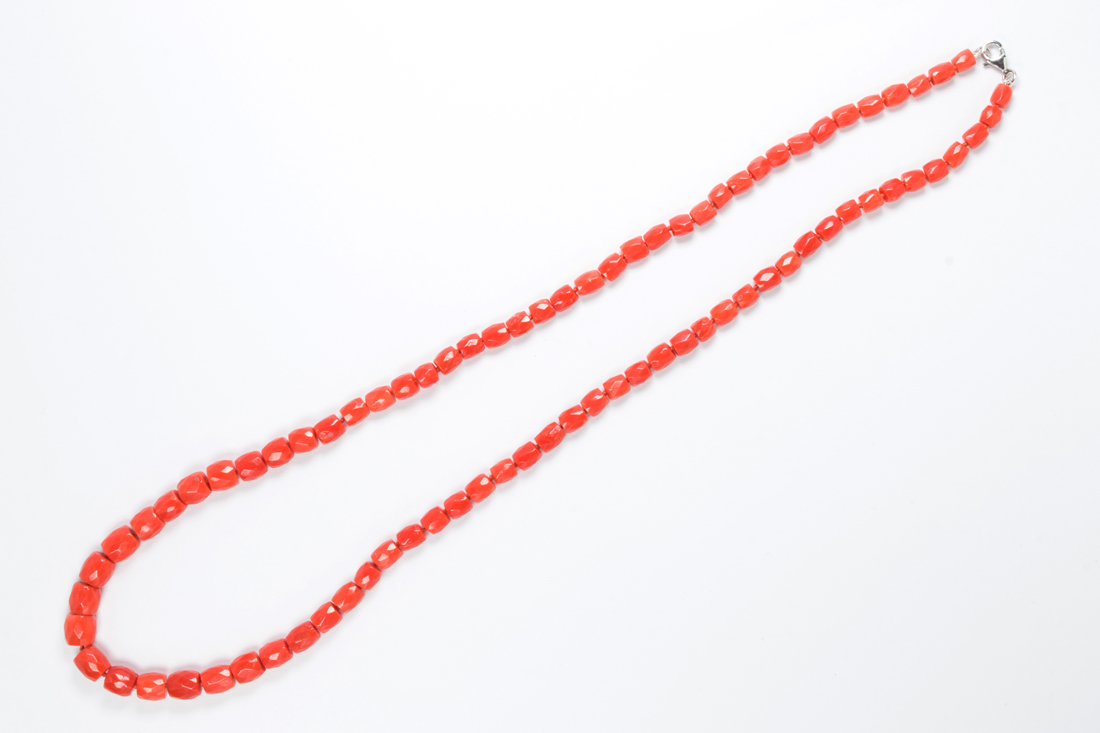 Appraisal: AN CORAL AND EIGHTEEN KARAT WHITE GOLD NECKLACE An coral