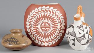 Appraisal: Three pieces of Southwestern Native American pottery to include an