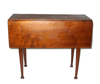 Appraisal: Queen Anne walnut drop leaf table pennsylvania th th century