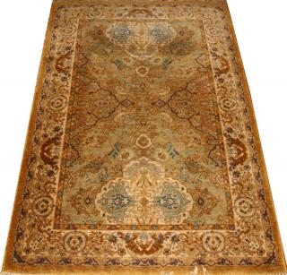 Appraisal: PERSIAN DESIGN MACHINE MADE WOOL RUG PERSIAN DESIGN MACHINE MADE