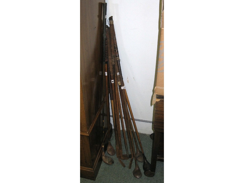 Appraisal: Lot comprising hickory shafted golf clubs and one other club