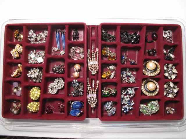 Appraisal: Tray lot of assorted costume jewelry - earrings Brands such