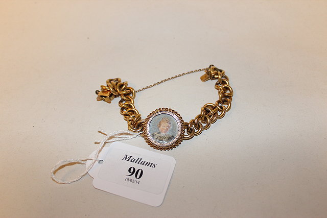 Appraisal: AN ANTIQUE GOLD CHAIN LINK BRACELET centrally set with a