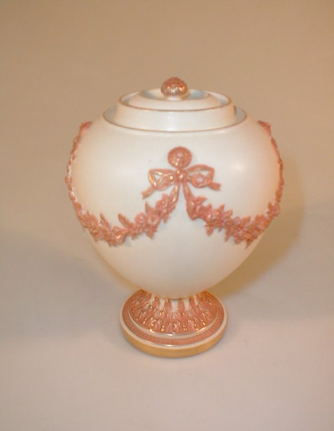 Appraisal: A Worcester ovoid vase with moulded garland decoration with inner