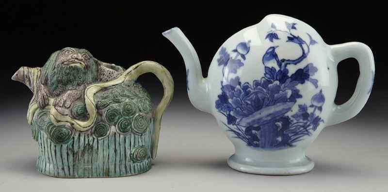 Appraisal: Chinese Qing porcelain teapots peach shaped blue and white vase