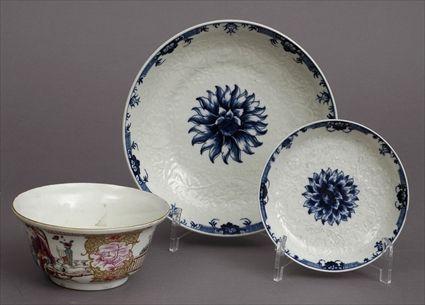 Appraisal: TWO DR WALL WORCESTER BLUE AND WHITE GRADUATED DISHES AND