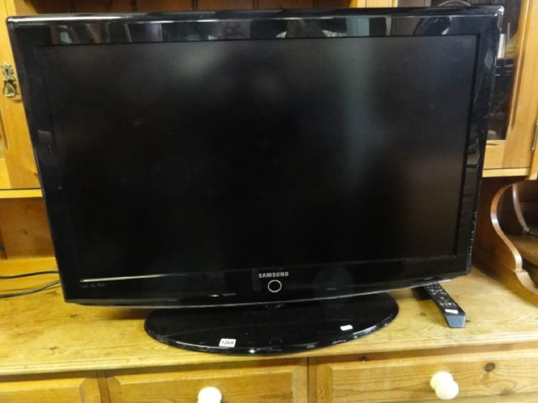 Appraisal: A Samsung in flat screen DV HD ready TV on