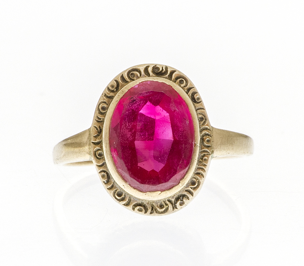 Appraisal: KT YELLOW GOLD AND RUBY RING With faceted ruby Size