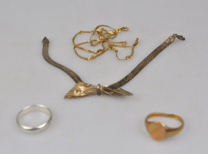 Appraisal: A ct gold signet ring and a ct necklet chain