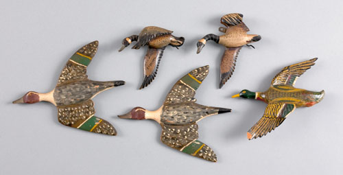 Appraisal: Five carved flying miniature duck plaques mid th c longest