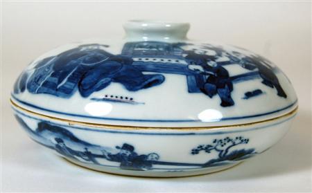 Appraisal: A Chinese blue painted sweetmeat dish and cover Qianlong mark