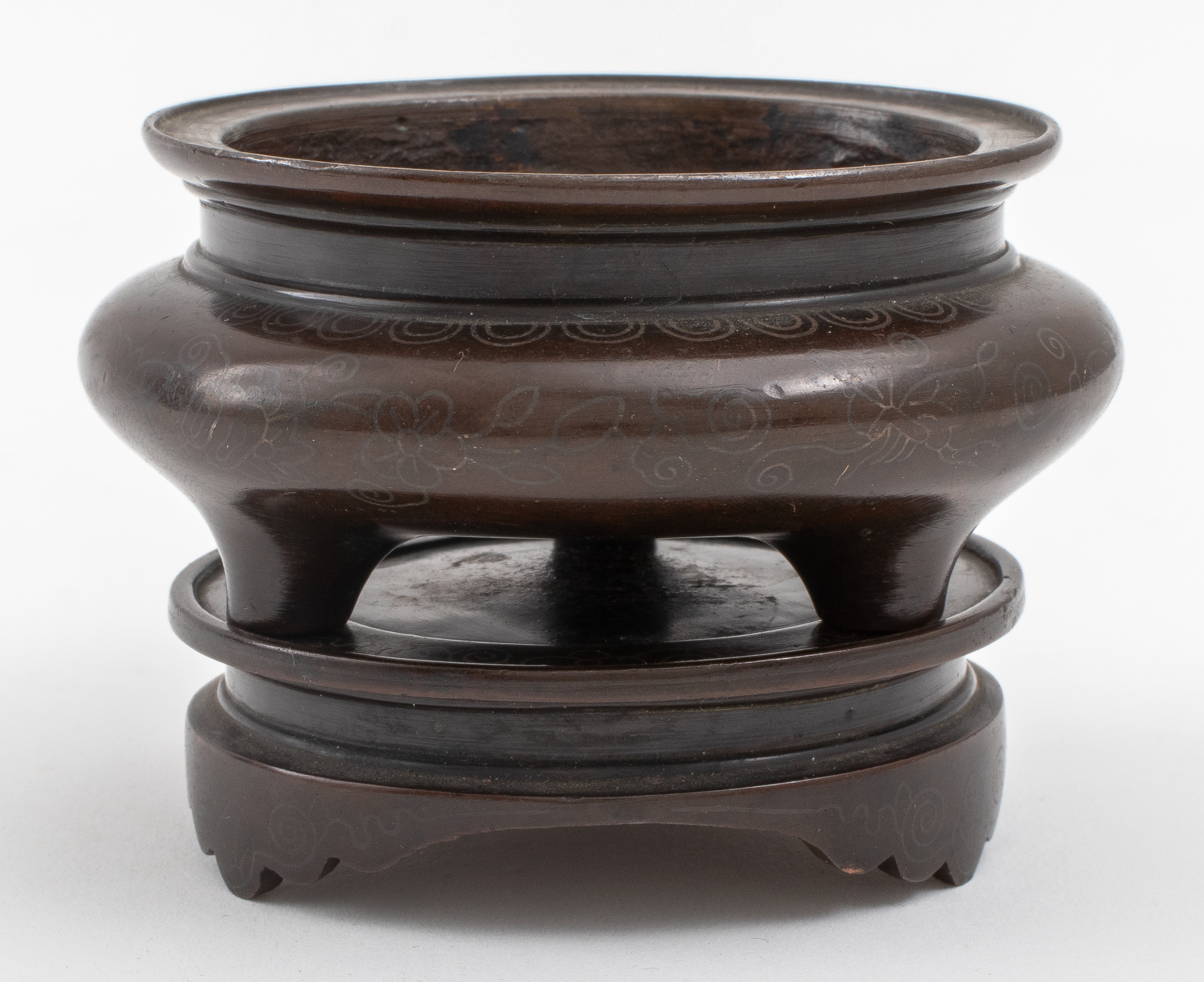 Appraisal: CHINESE QING DYNASTY BRONZE TRIPOD CENSER ON STAND Chinese bronze