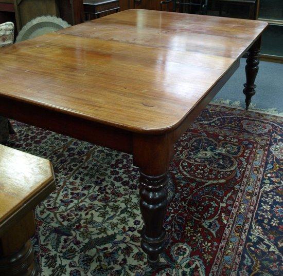 Appraisal: A Victorian mahogany dining table raised on turned legs and