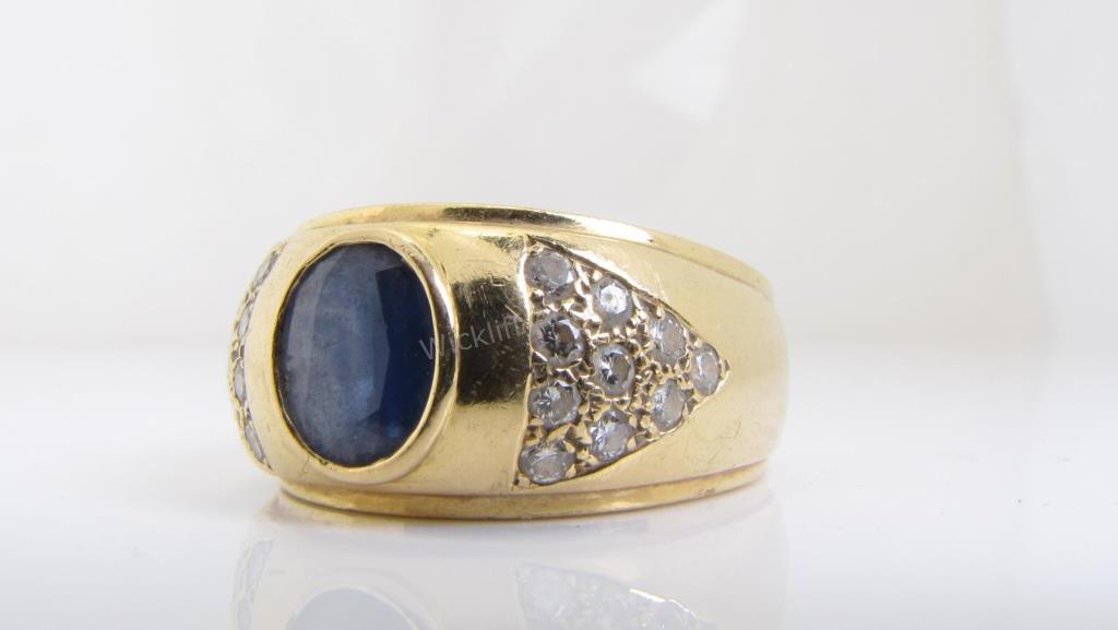 Appraisal: A gentleman's K yellow gold ring with a mm x