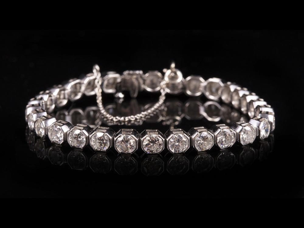 Appraisal: kt White Gold and Diamond Tennis Bracelet half bezel set