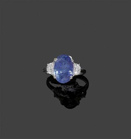 Appraisal: SAPPHIRE AND DIAMOND RING White gold Classic-elegant ring the top