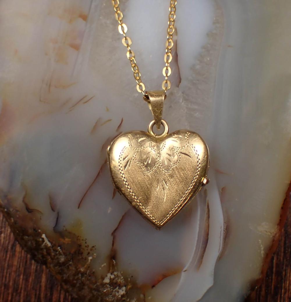 Appraisal: ITALIAN MADE EIGHTEEN KARAT GOLD LOCKET WITH CHAIN with a