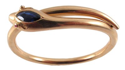 Appraisal: An Edwardian double hinged gold snake bangle The head set