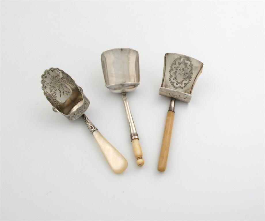 Appraisal: A George III silver shovel shaped caddy spoon