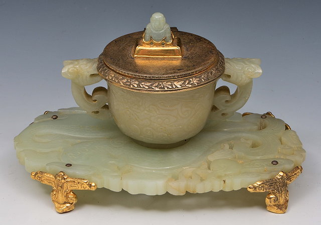 Appraisal: A Chinese jade ink stand th Centuryin the form of