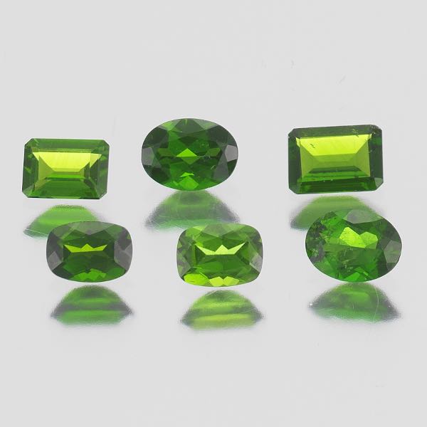 Appraisal: SIX UNMOUNTED CT TOTAL MULTI-SHAPE CHROME DIOPSIDE GEMSTONES Six unmounted