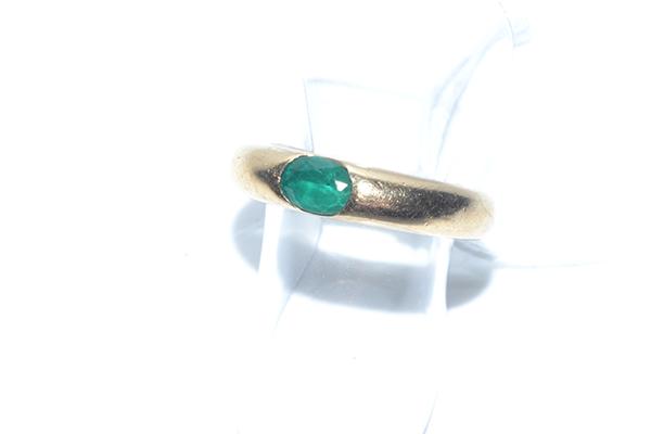 Appraisal: A SYNTHETIC GILSON EMERALD RING IN CT GOLD A SYNTHETIC