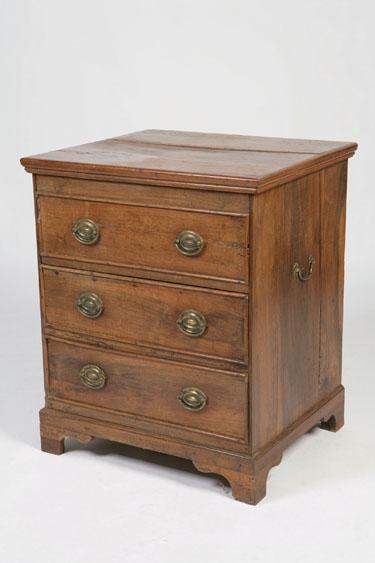 Appraisal: A REGENCY MAHOGANY COMMODE CHEST with a rectangular top above