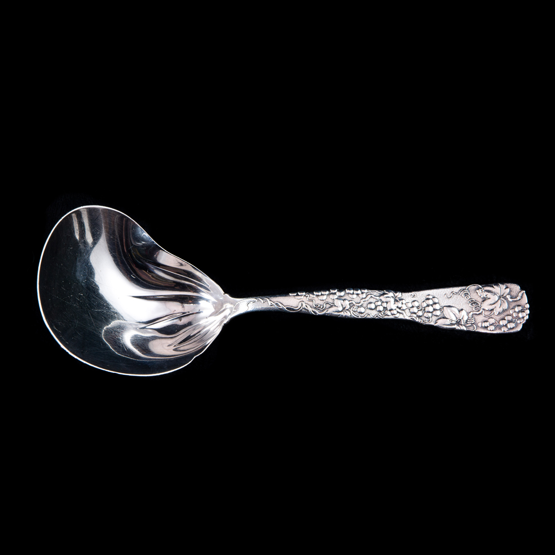 Appraisal: A TIFFANY VINE CASSEROLE SPOON WITH OYSTER OR KIDNEY SHAPE