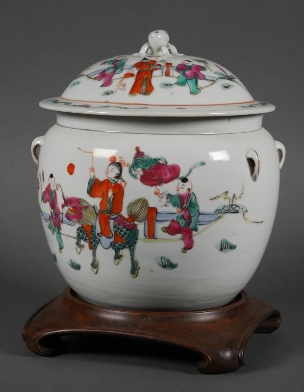 Appraisal: CHINESE EXPORT KAMCHENG JARChinese export porcelain kamcheng covered jar or