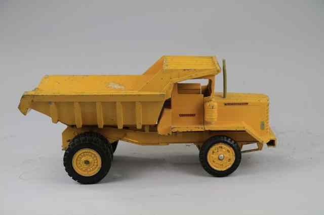 Appraisal: INTERNATIONAL HARVESTER PAY HAULER TRUCK Die cast construction painted in