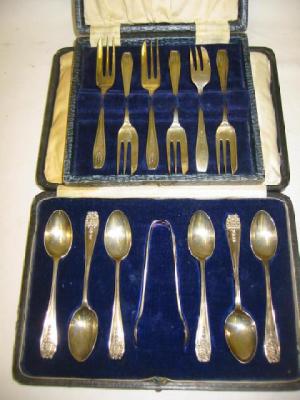 Appraisal: A SET OF SIX TEASPOONS AND TONGS the handles moulded